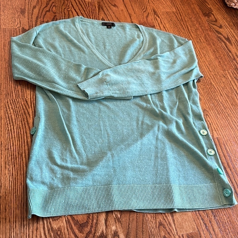 J crew linen v neck sweater. Teal green. Size medium. Button side trim - Picture 8 of 8